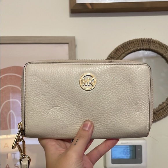 Michael Kors wallet - Picture 1 of 3